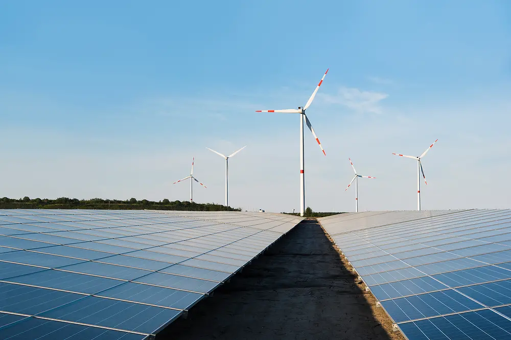 Turbinas eólicas y paneles solares
